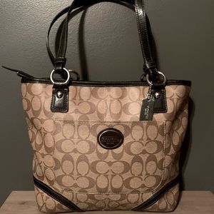 Coach, brown shoulder bag, outside is water resistant great shape!🍂🍁